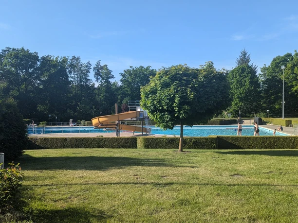 Blick auf das Schwimmbecken im Waldbad Alt Garge