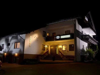 Eingangsbereich bei Nacht