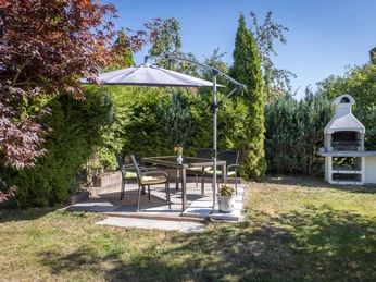 Aussen Terrasse mit Grillmöglichkeit