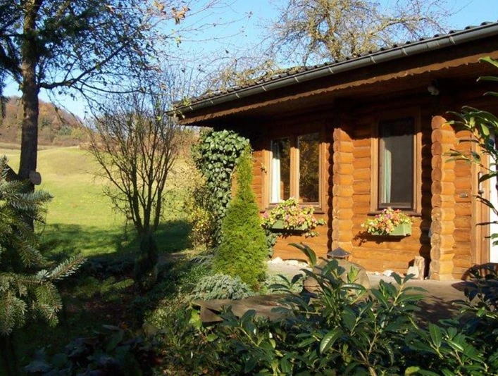 Eingang über Terrasse mit Strandkorb, Sitz- und Liegemöbel, Grill
