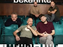 Ein fünfköpfiges A-cappella-Ensemble sitzt auf Theaterstühlen, lächelt entspannt in die Kamera.