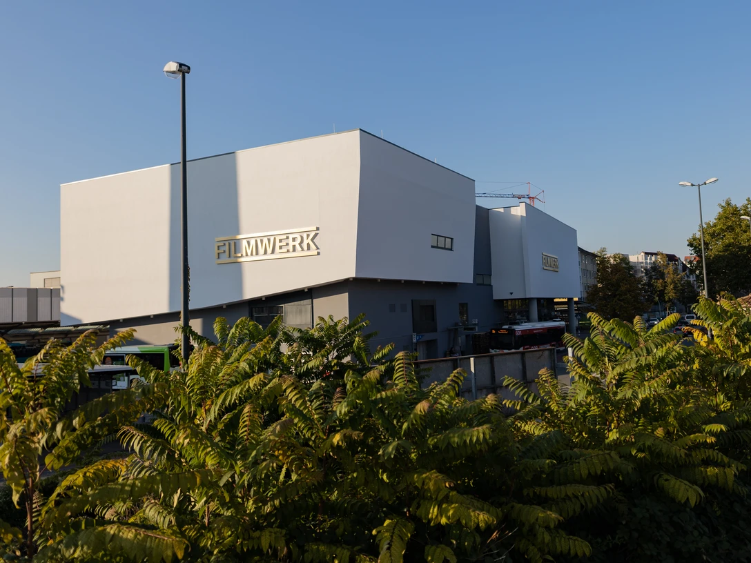 Filmwerk Außenaufnahme vom Filmwerk mit Bäumen im Vordergrund