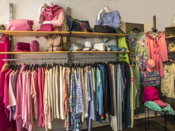 Anziehend Bekleidung Innenansicht Anziehend Bekleidung Innenansicht