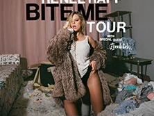 Renée Rapp posiert lässig in legerem Outfit in einem unordentlichen Zimmer, Plakat zur "Bite Me Tour".