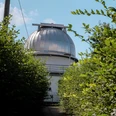 Sternwarte (c) ats Blick auf die Kuppel der Sternwarte zwischen Büschen.