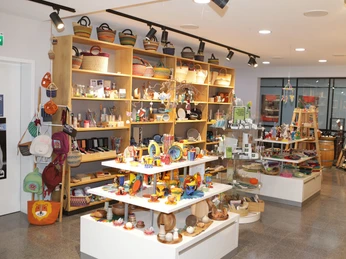 Innenansichten Weltladen Regale mit Verkaufsprodukten im Weltladen Gütersloh