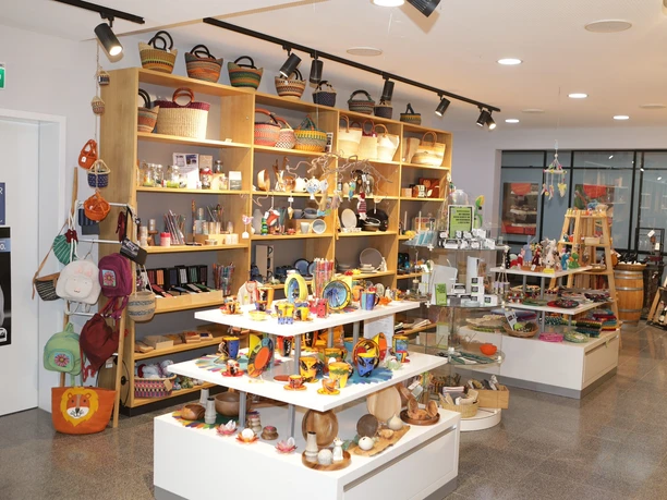 Innenansichten Weltladen Regale mit Verkaufsprodukten im Weltladen Gütersloh