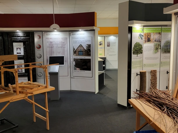 Geschichts- und Zukunftswerkstatt, Sögel ©Naturpark Hümmling (8).jpg Innenraum der Geschichts- und Zukunftswerkstatt Sögel mit Ausstellung zu Handwerk und Naturholz.