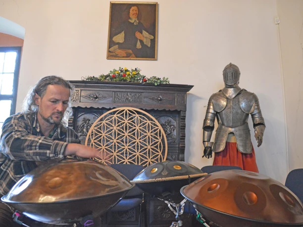 Campana Festival Schloss Rochsburg The photo shows a musician playing his singing bowls.