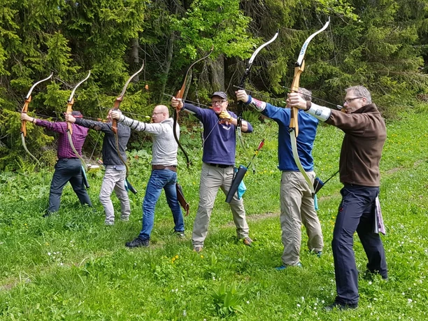 Eine Gruppe schiesst Pfeilbogen im Bogenpark Stockhütte.