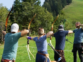 Einschiessen.jpg Eine Gruppe von hinten beim Einschiessen im Bogenpark Stockhütte.