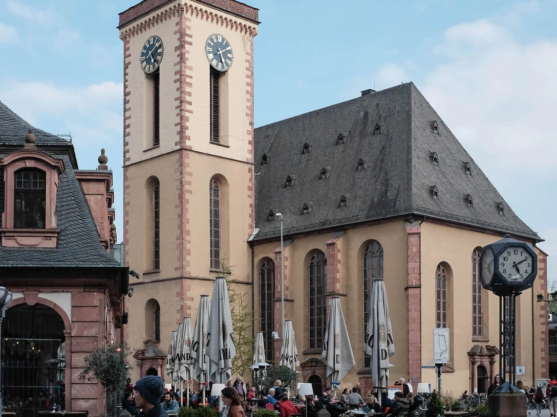 Katharinenkirche Frankfurt St. Katharinenkirche Frankfurt, barock, Menschen und Café im Vordergrund.St. Katharinen Church Frankfurt, baroque, people and café in foreground.