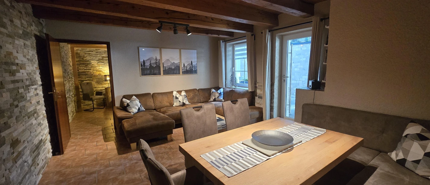 Wohnbereich Stadtmauer mit Ausgang zur Terrasse