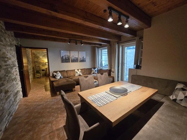 Wohnbereich Stadtmauer mit Ausgang zur Terrasse