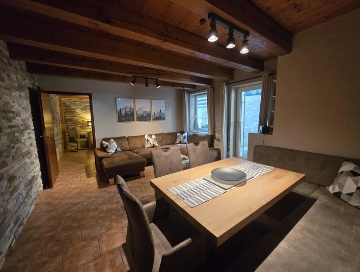 Wohnbereich Stadtmauer mit Ausgang zur Terrasse