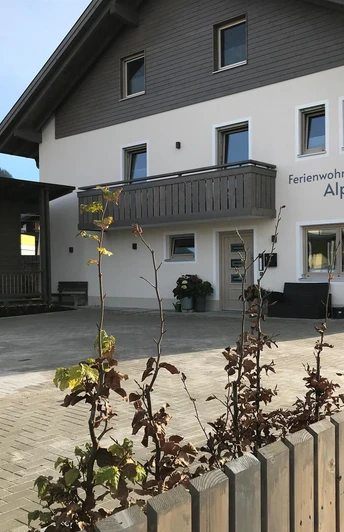 Hauseingang & Parkplätze