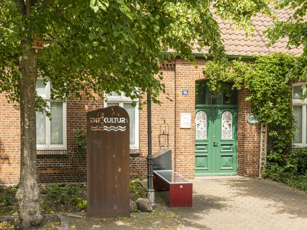 Bücherei Stelle Hof vor der Bücherei Stelle