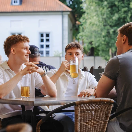 250710_JS_008.JPG Junge Männer beim Bier trinken im Brauhaus