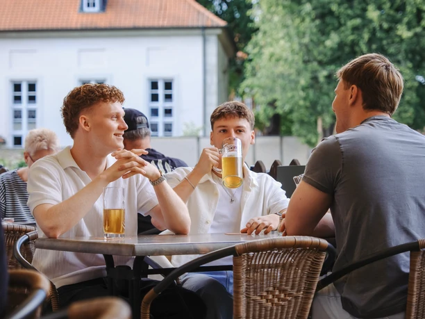 250710_JS_008.JPG Junge Männer beim Bier trinken im Brauhaus