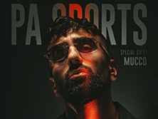 Der Rapper PA Sports im Halbprofil, beleuchtet von rotem Licht, trägt eine Sonnenbrille.