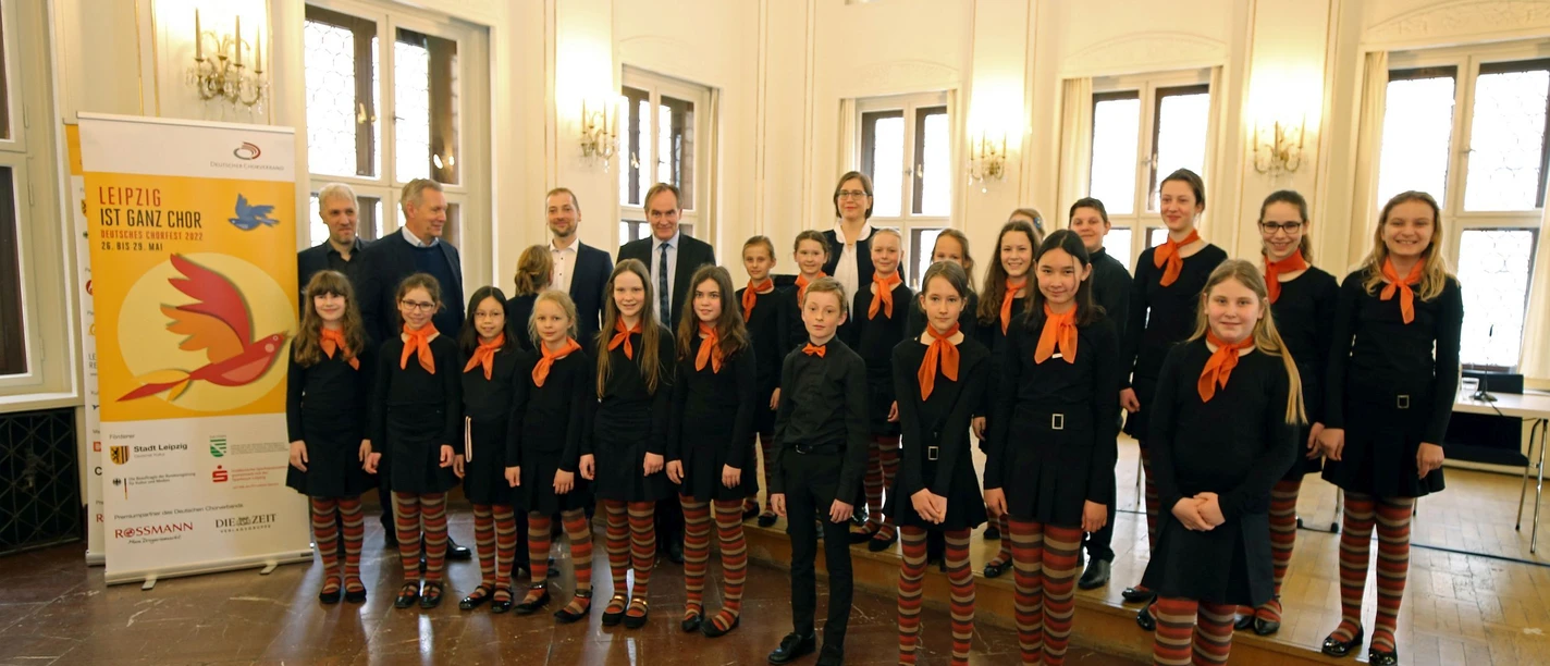 MDR-Kinderchor in der Alten Börse Leipzig - Foto Andreas Schmidt.jpg Der MDR-Kinderchor posiert in der Alten Börse Leipzig vor einem Werbeplakat.
