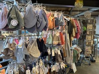 Mützen in Munis Kinderladen in der Alten Tonnenhalle