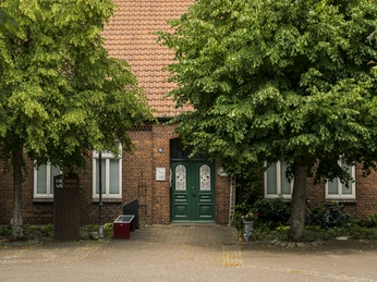 Bücherei Stelle Bücherei Stelle mit dem Turm der St. Michaels-Kirche im Hintergrund