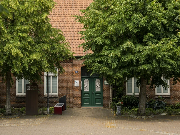 Bücherei Stelle Bücherei Stelle mit dem Turm der St. Michaels-Kirche im Hintergrund