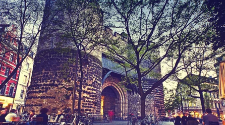 Eigelsteintorburg Die Eigelsteintorburg in Köln, ein historisches Stadttor aus dem Mittelalter, von Bäumen umgeben.