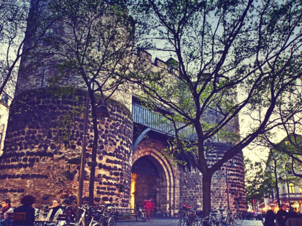 Eigelsteintorburg Die Eigelsteintorburg in Köln, ein historisches Stadttor aus dem Mittelalter, von Bäumen umgeben.