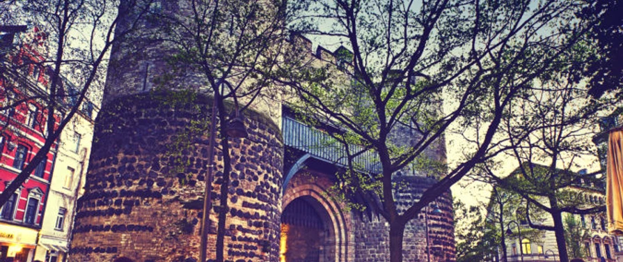 Eigelsteintorburg Die Eigelsteintorburg in Köln, ein historisches Stadttor aus dem Mittelalter, von Bäumen umgeben.The Eigelsteintorburg in Cologne, a historic city gate from the Middle Ages, surrounded by trees.