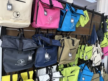 Taschen im Schietwetter Outlet am Lister Hafen.JPEG