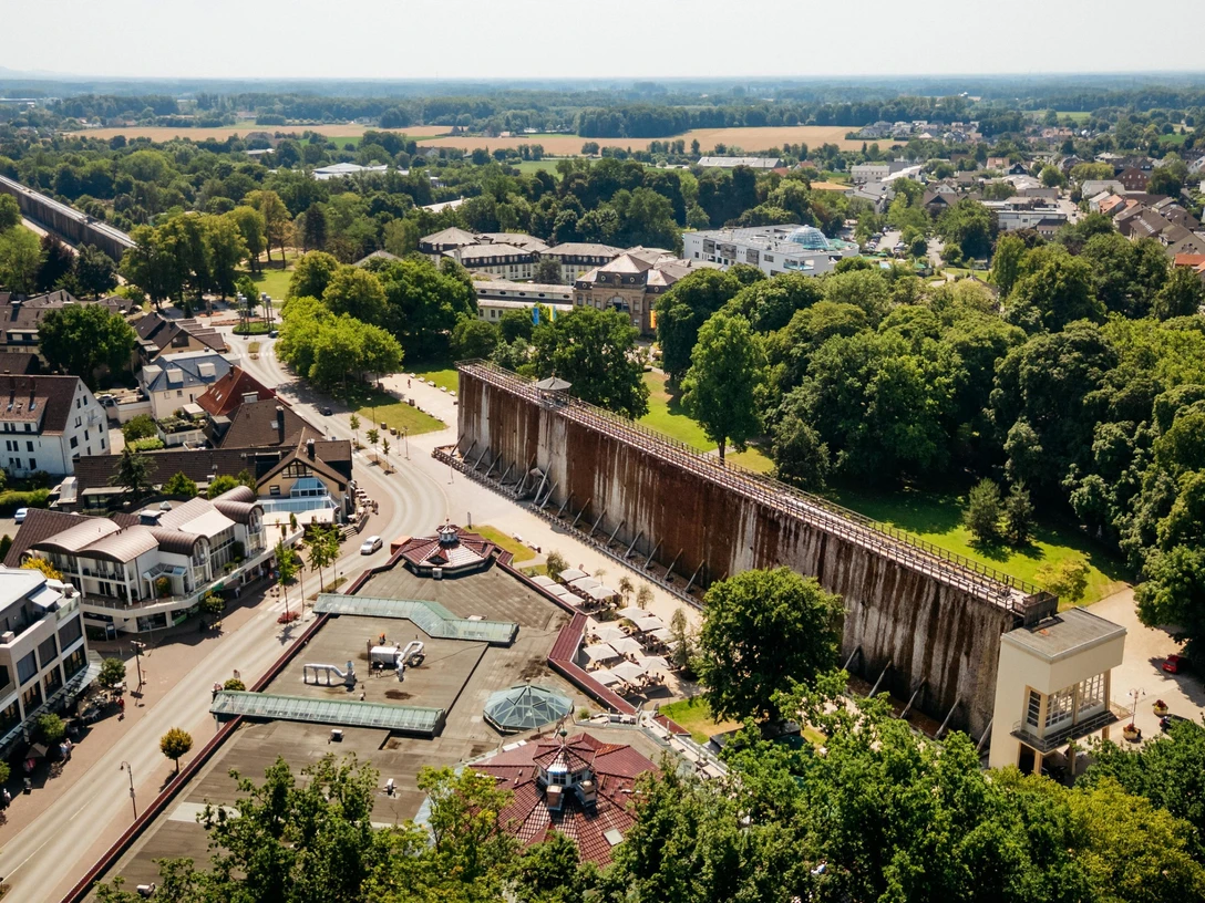 Bad Rothenfelde im Sommer Summery atmosphere at the Bad Rothenfelde graduation house, with lush greenery, walking paths and the typical salty microclimate.