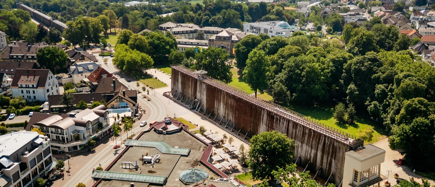 Bad Rothenfelde im Sommer Summery atmosphere at the Bad Rothenfelde graduation house, with lush greenery, walking paths and the typical salty microclimate.