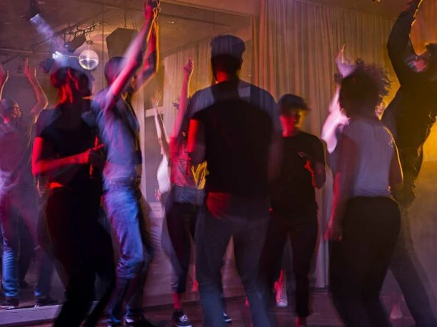 Eigelsteintorburg Feier Dancing people in a club with atmospheric lighting and a lively atmosphere.