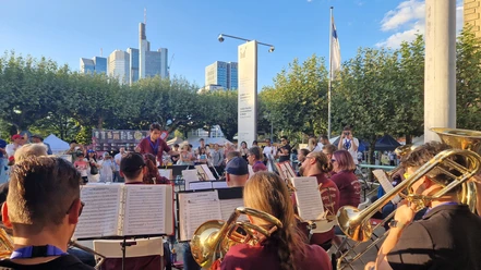 Blasorchester Dreieich Blasorchester spielt vor Publikum mit Frankfurter Skyline