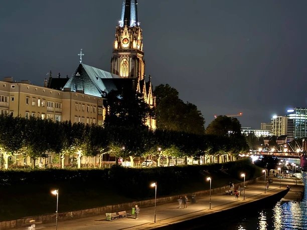 Dreikönigskirche bei Nacht Erleuchtete Kirche am Flussufer bei Nacht.