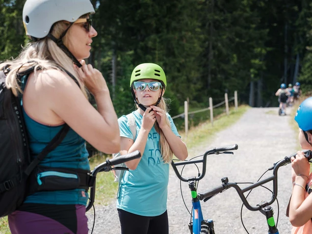 niederhorn-trotti-familie-helme-start.jpg