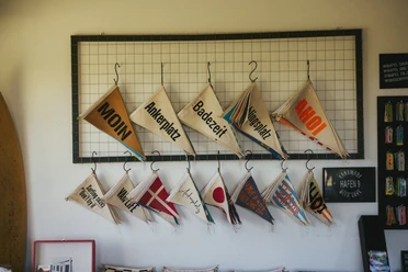 Maritime Wimpel-Wand bei Hafen9Sylt.jpg