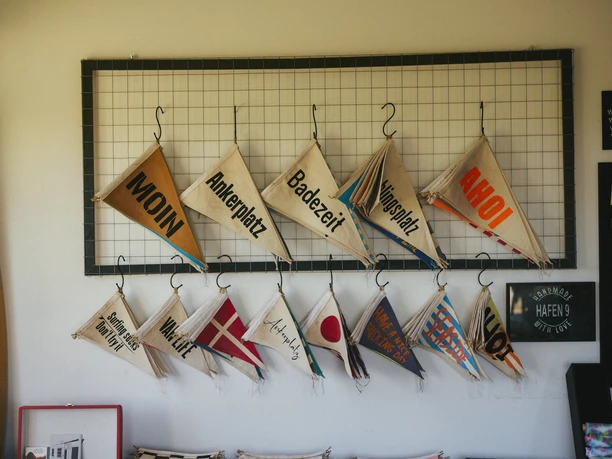 Maritime Wimpel-Wand bei Hafen9Sylt.jpg