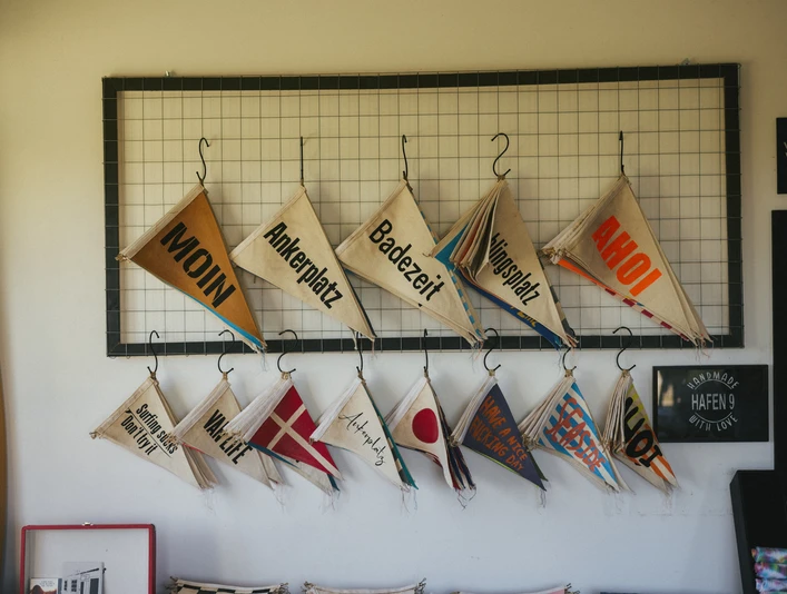 Maritime Wimpel-Wand bei Hafen9Sylt.jpg