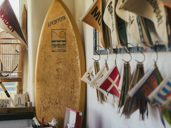 Maritimes Dekor mit Wimpeln und Surfbrett