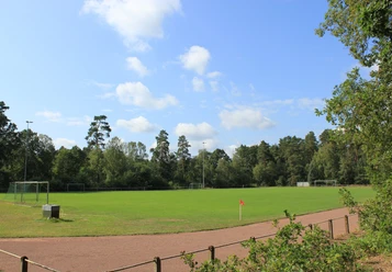 Sportplatz Bispingen.jpg Ein weitläufiger Sportplatz mit gepflegtem, grünen Rasen, umgeben von dichten Bäumen und hellem Himmel. Ein idealer Ort für Sport und Erholung in natürlicher Umgebung.