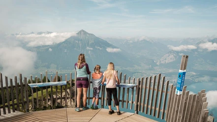 niederhorn-aussichtplattform-kinder-frau-thunersee-wolken.jpg