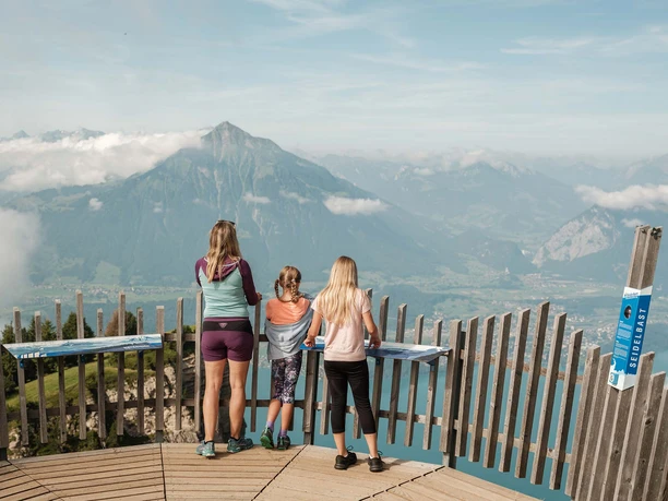 niederhorn-aussichtplattform-kinder-frau-thunersee-wolken.jpg