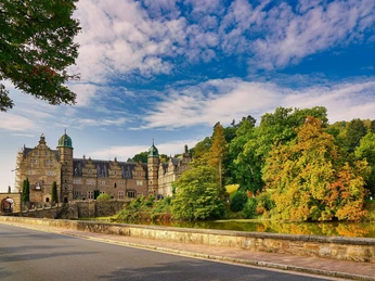 Schloss Hämelschenburg Außenansicht im Herbst Schloss Hämelschenburg Außenansicht im Herbst
