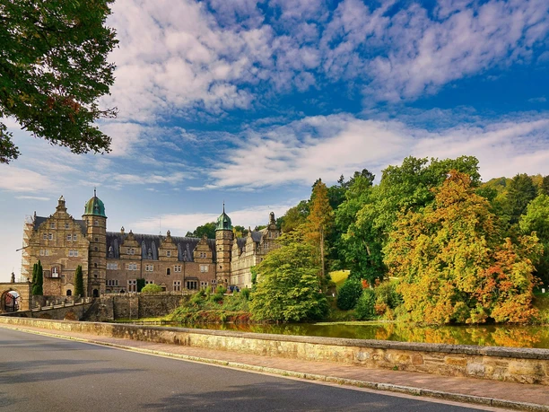 Schloss Hämelschenburg Außenansicht im Herbst Schloss Hämelschenburg Außenansicht im Herbst