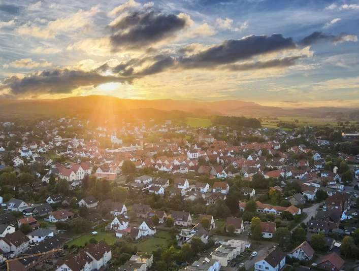 70049-SC-Horn-Sonnenuntergang © Werner Wilmes.jpg Sonnenstrahlen leuchten über einer weitläufigen deutschen Kleinstadtlandschaft unter dramatischem Himmel.
