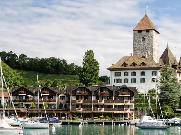 hotel-seegarten-marina-spiez-bucht-schloss-rebberge.jpg
