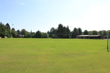 SportplatzSteinbeck.JPG Der weiläufige Sportplatz in Steinbeck liegt eingebettet zwischen Bäumen und Feldern.